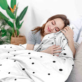 Set de ropa de cama con manta terapéutica blanca con puntos dispersos