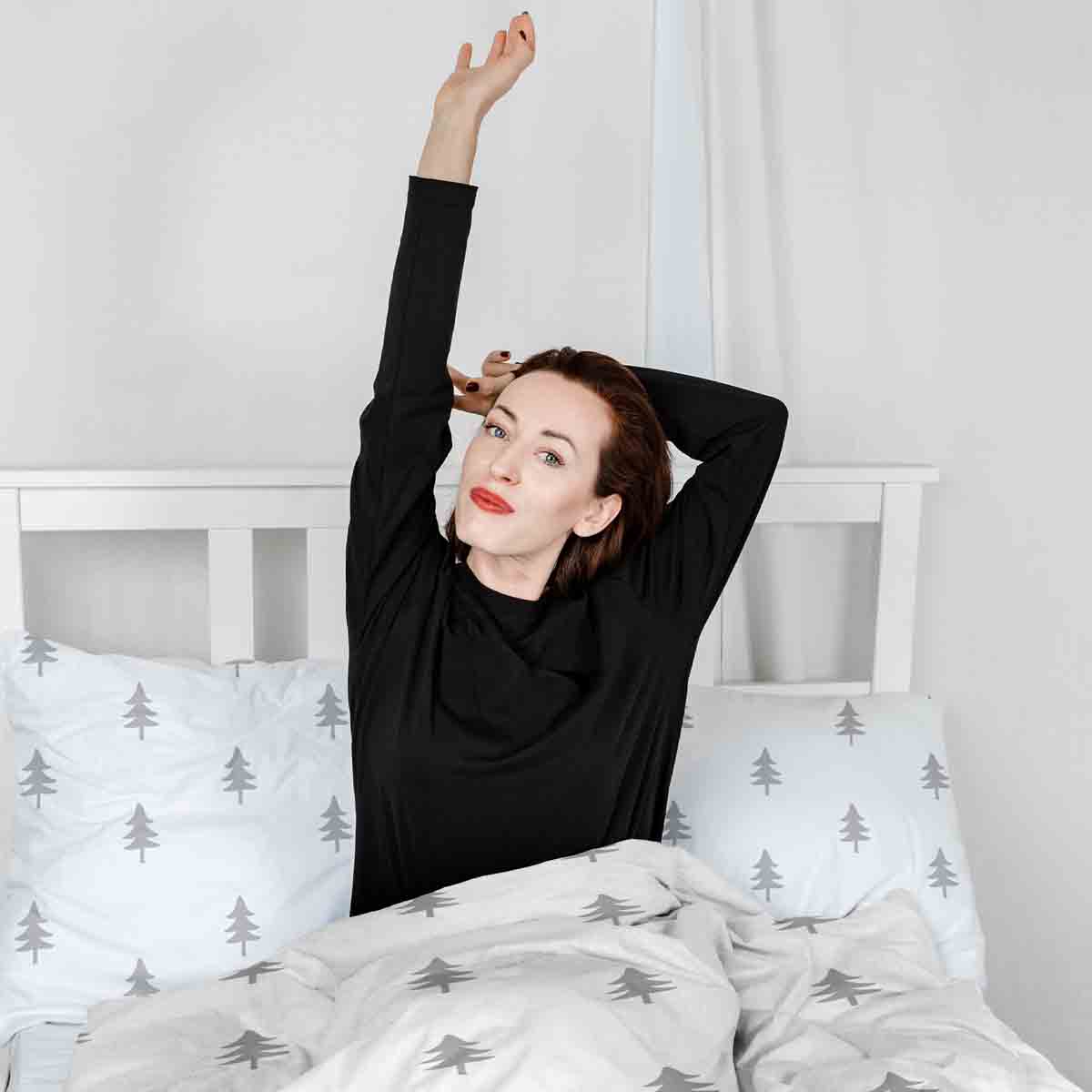 Juego de ropa de cama con manta terapéutica blanca con abetos grises