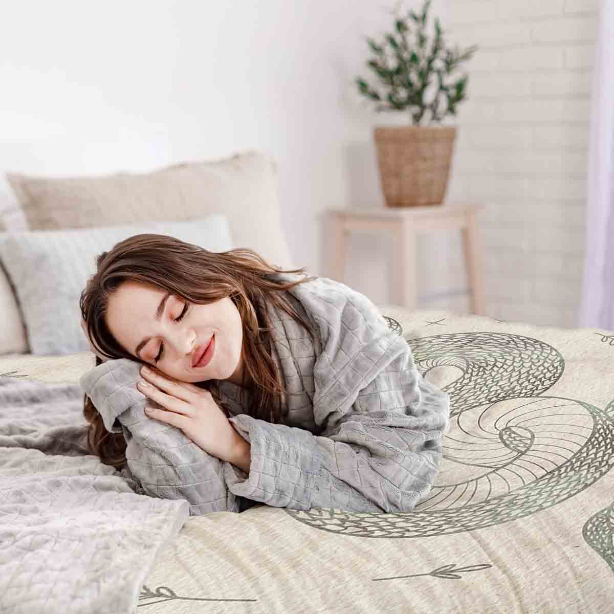 Juego de ropa de cama beige con serpiente de mantas terapéuticas