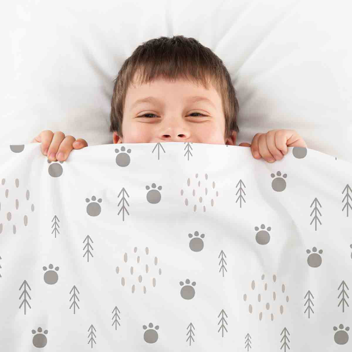 Set de ropa de cama con mantas terapéuticas y huellas de patas en el bosque