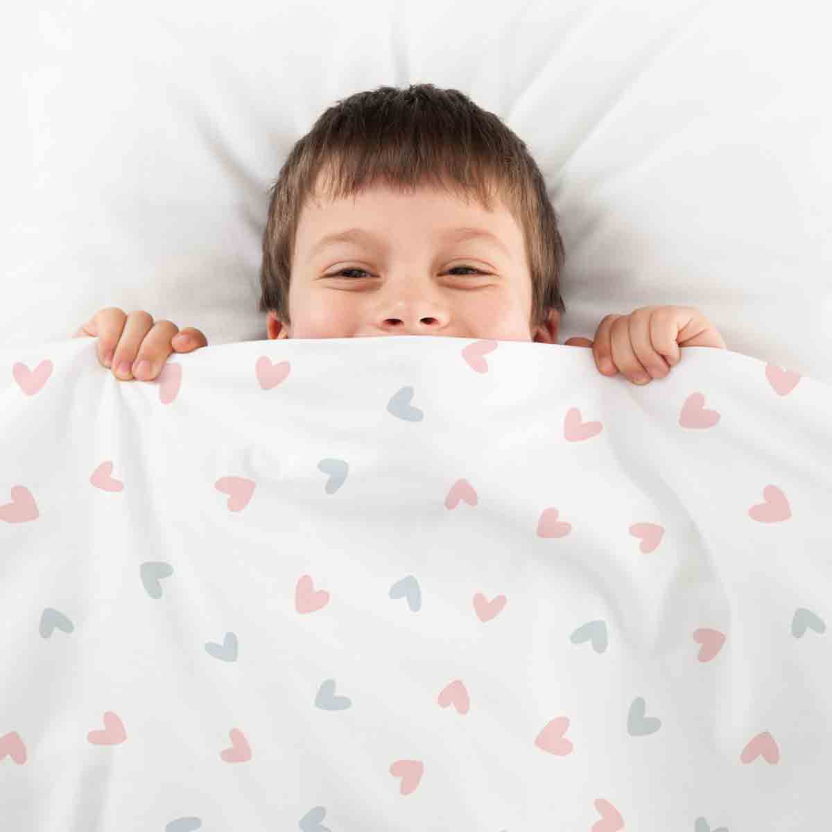 Juego de ropa de cama con manta terapéutica blanca con pequeños corazones
