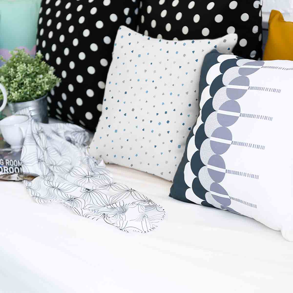 Almohada de salud blanca con pequeñas formas azules