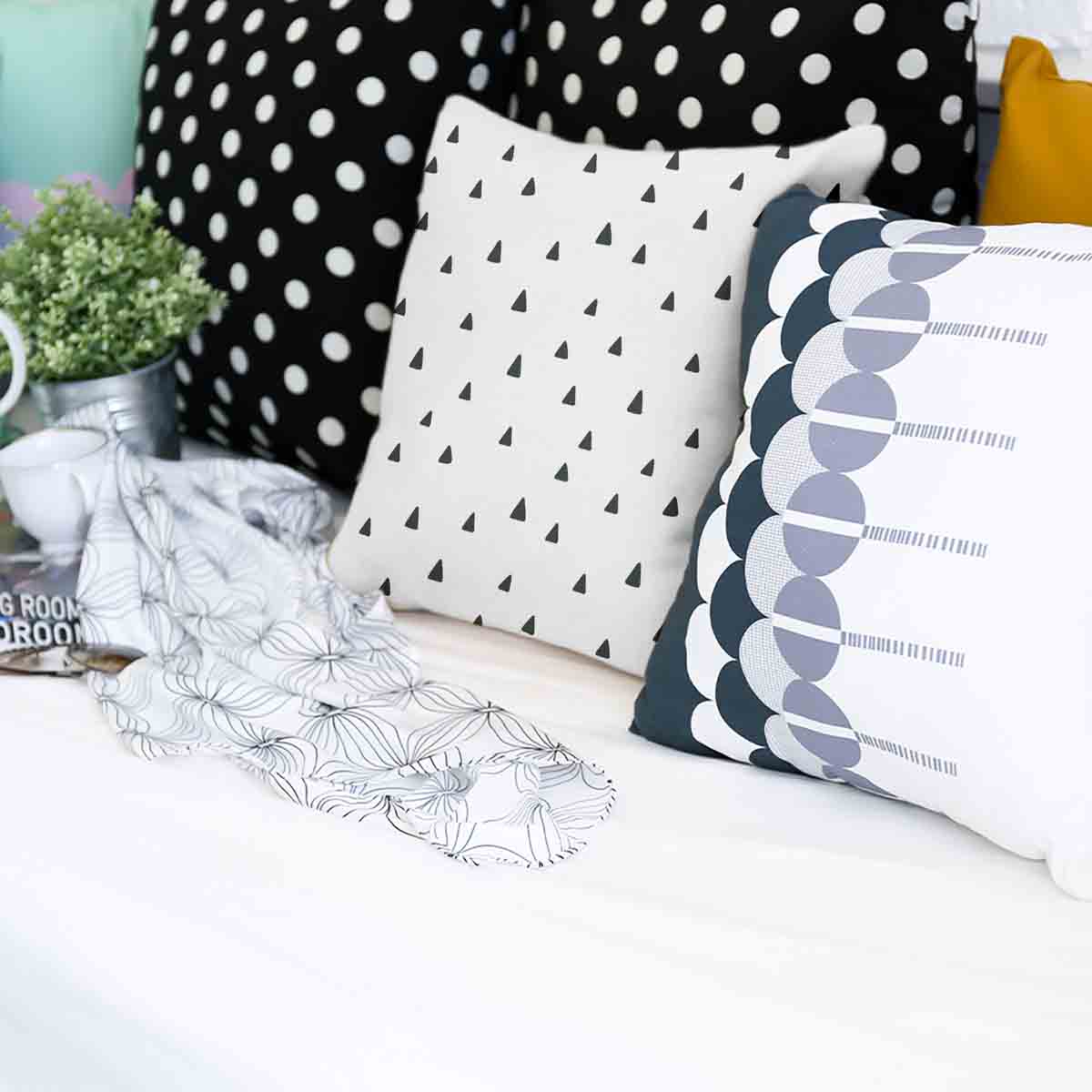 Almohada de salud blanca con triángulos en negro