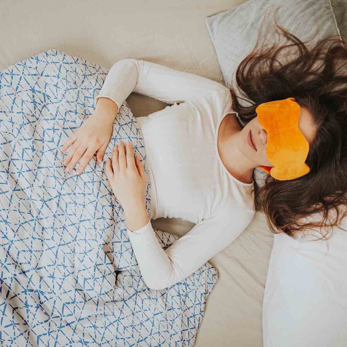 Juego de ropa de cama con mantas terapéuticas blancas con delicadas formas azules