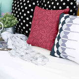 Almohada de salud roja con motivo de corazón rosa