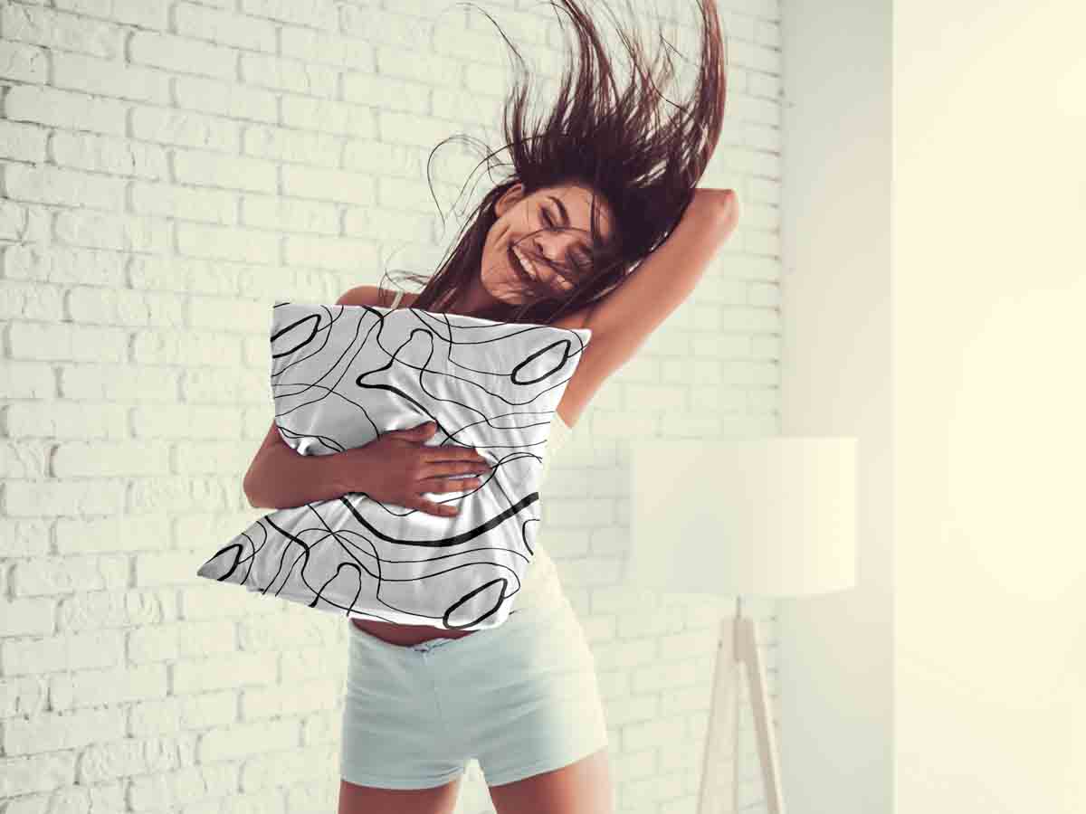 Almohada de salud con líneas serpenteantes negras