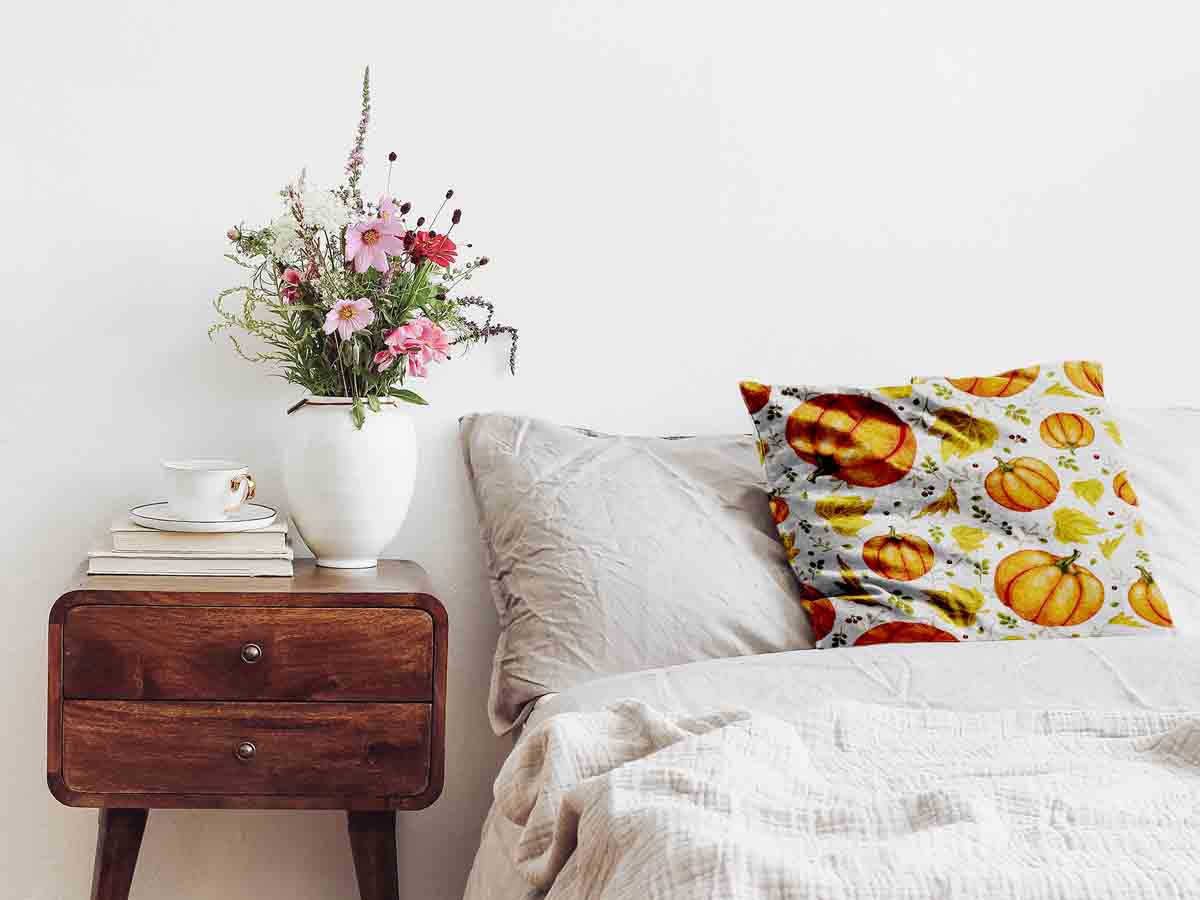Almohada de salud blanca con grandes calabazas