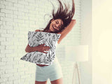 Almohada de salud blanca con ramas negras