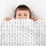 Set de ropa de cama con manta terapéutica blanca con muchas flechas negras