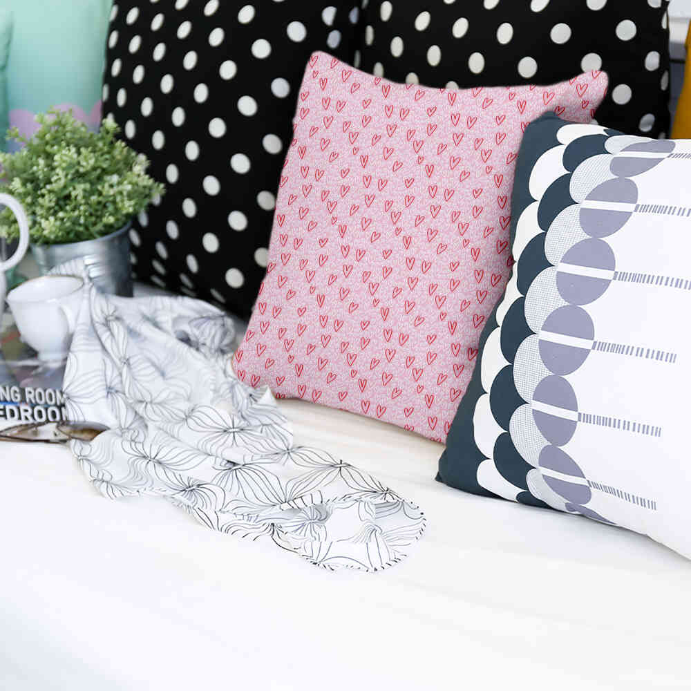 Almohada de salud rosa con corazones rojos