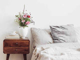 Almohada de salud blanca con hojas moradas