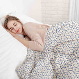 Set de ropa de cama con mantas terapéuticas blancas con delicadas formas azules
