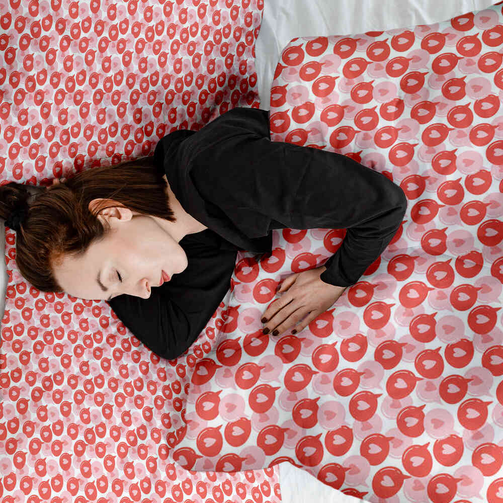 Set de ropa de cama con manta terapéutica y burbuja de diálogo con corazón