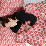 Set de ropa de cama con manta terapéutica y burbuja de diálogo con corazón