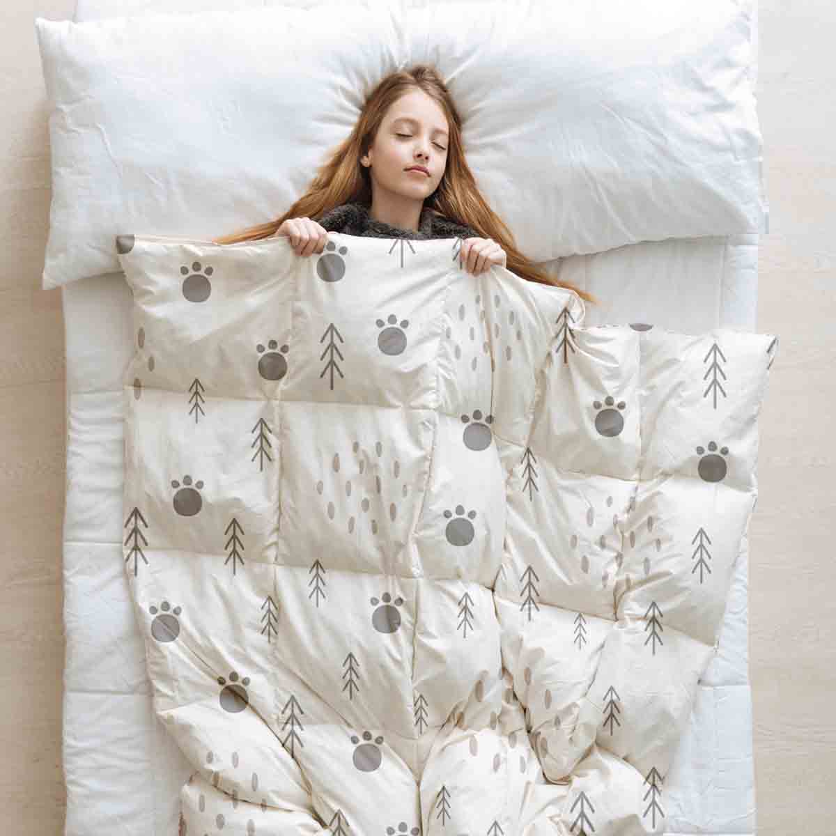 Set de ropa de cama con mantas terapéuticas y huellas de patas en el bosque