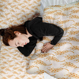 Set de ropa de cama con manta terapéutica blanca con trigo amarillo