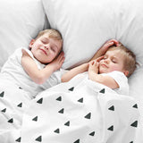 Juego de ropa de cama con mantas terapéuticas blancas con triángulos en negro