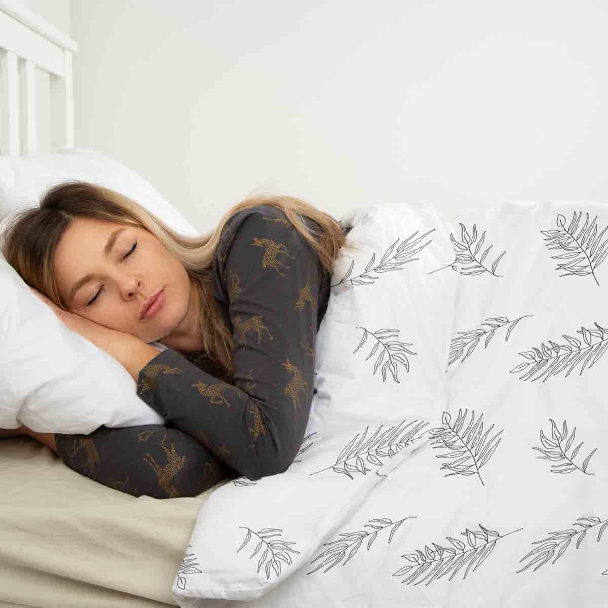 Juego de ropa de cama con manta terapéutica blanca con ramas grises