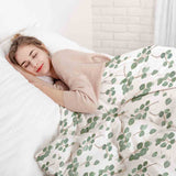 Juego de ropa de cama con mantas terapéuticas blancas con ramas de eucalipto