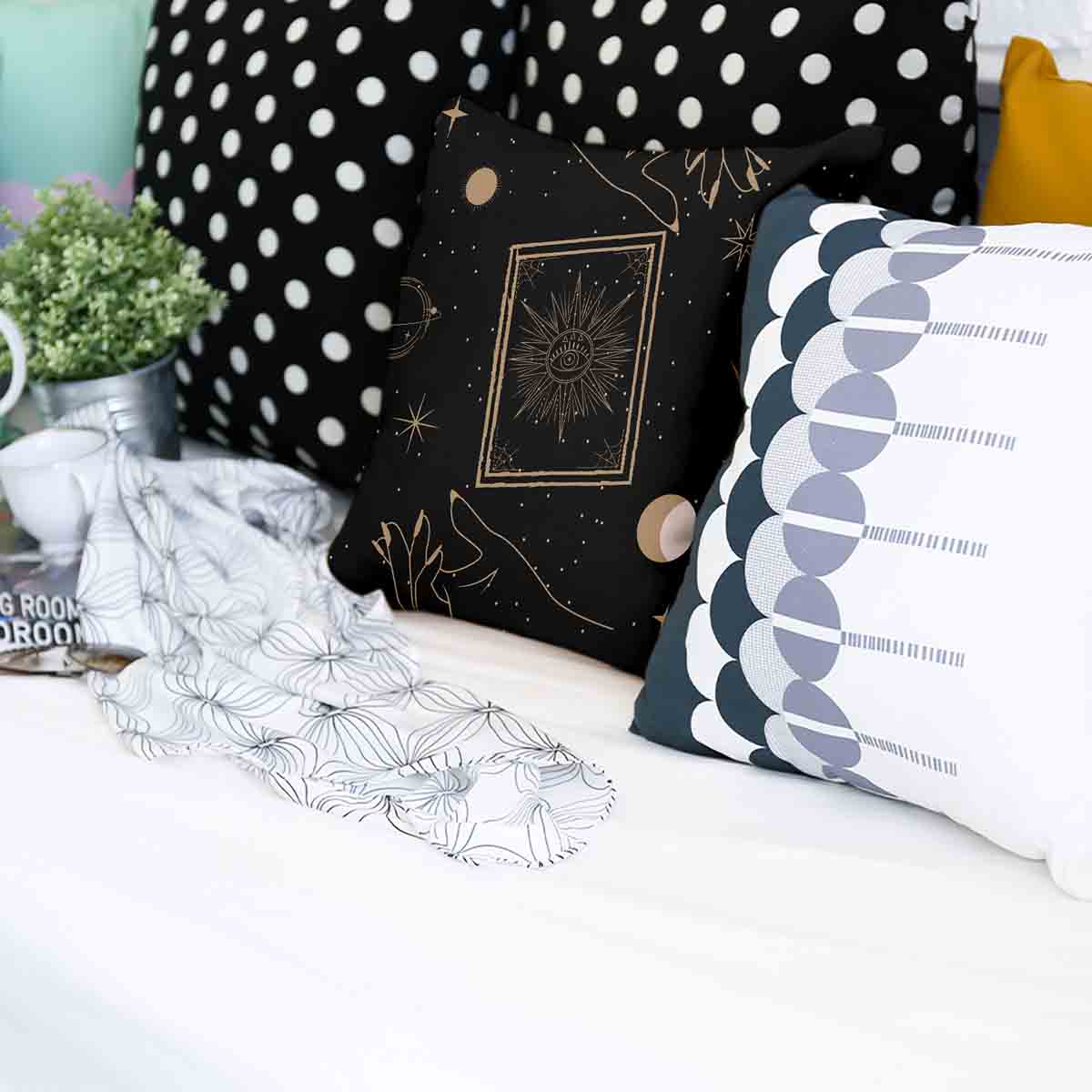 Almohada de salud negra con sol, luna y estrellas