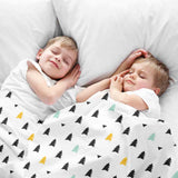 Set de ropa de cama con mantas terapéuticas y pequeños abetos