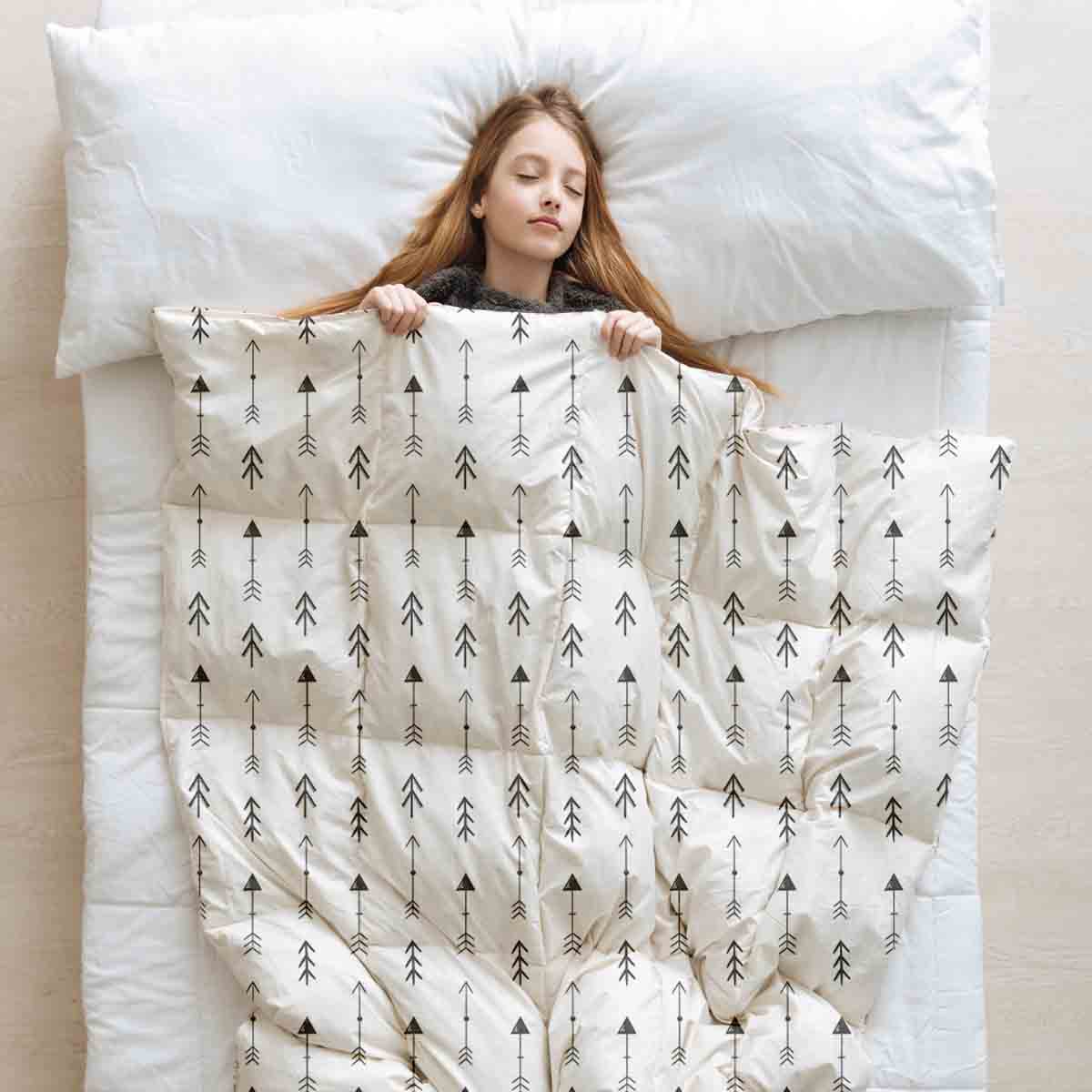 Set de ropa de cama con manta terapéutica blanca con muchas flechas negras