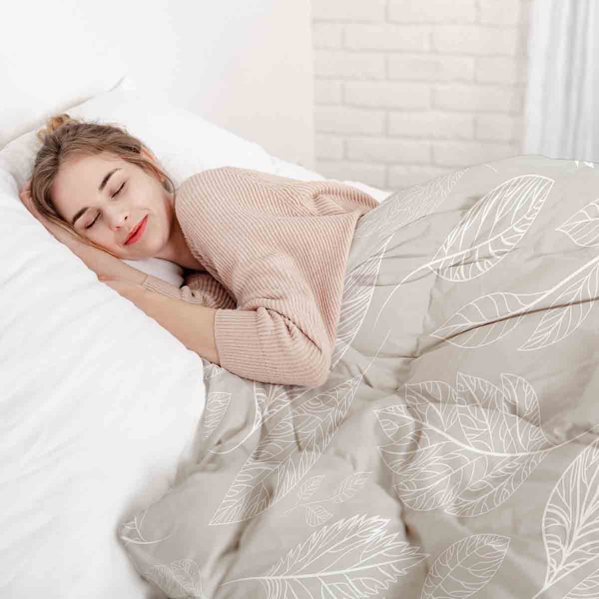 Set de ropa de cama con manta terapéutica beige con hojas claras