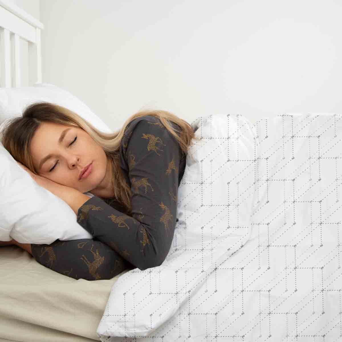 Set de ropa de cama con manta terapéutica blanca con patrón de puntos