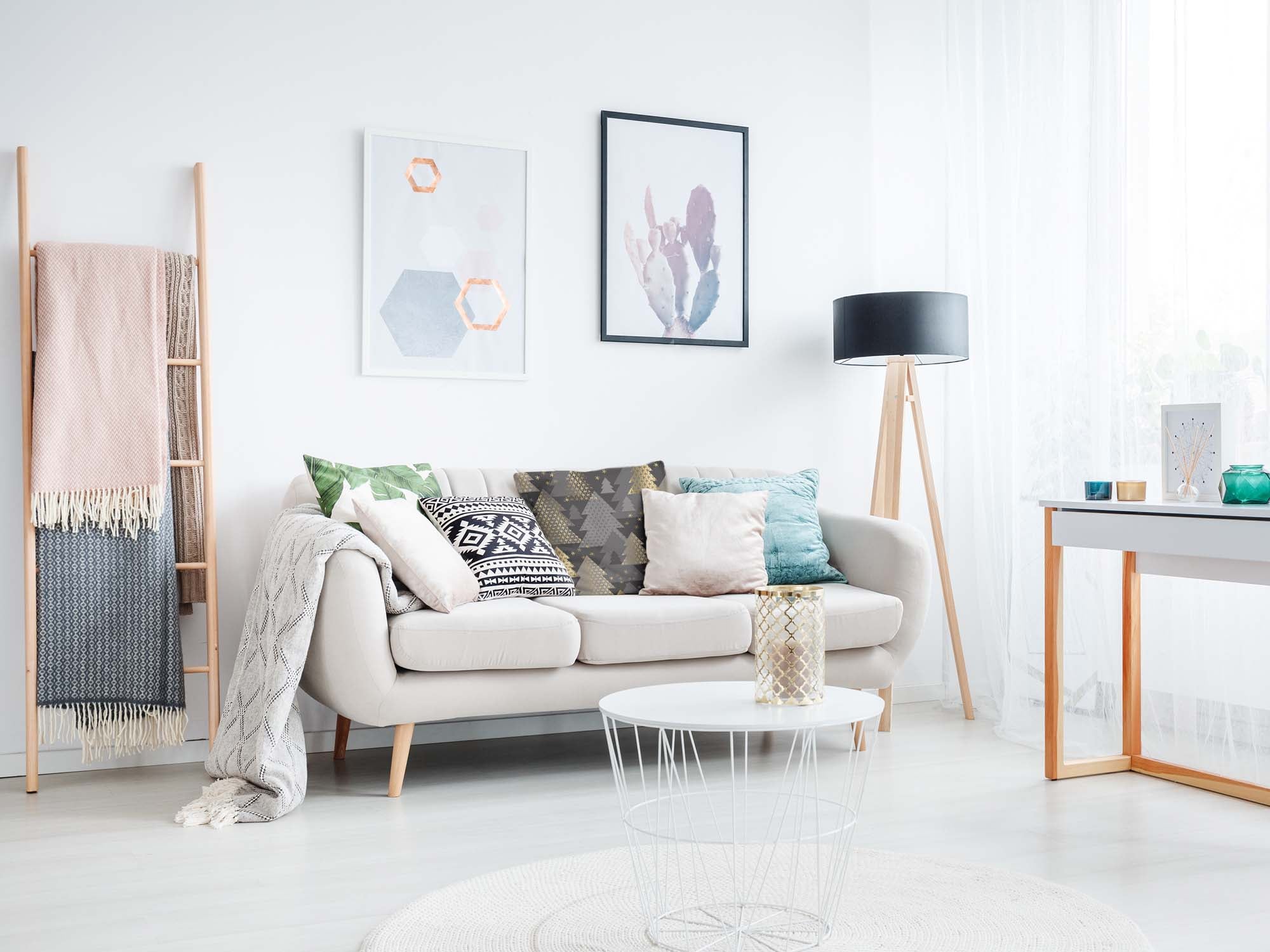 Almohada de salud con árboles de abeto dorados