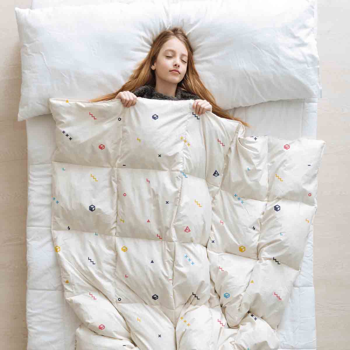 Juego de ropa de cama con manta terapéutica blanca con formas coloridas