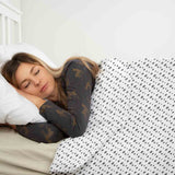 Juego de ropa de cama con manta terapéutica blanca con muchos puntos grises