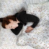 Set de ropa de cama con mantas terapéuticas y delicadas ramas coloridas