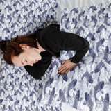 Set de ropa de cama con mantas terapéuticas y kois azules