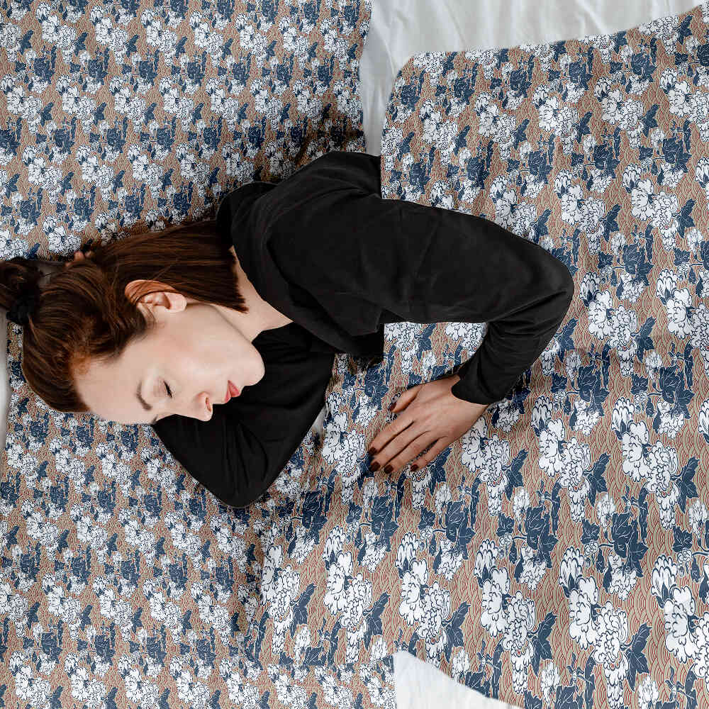 Juego de ropa de cama con mantas terapéuticas y flores