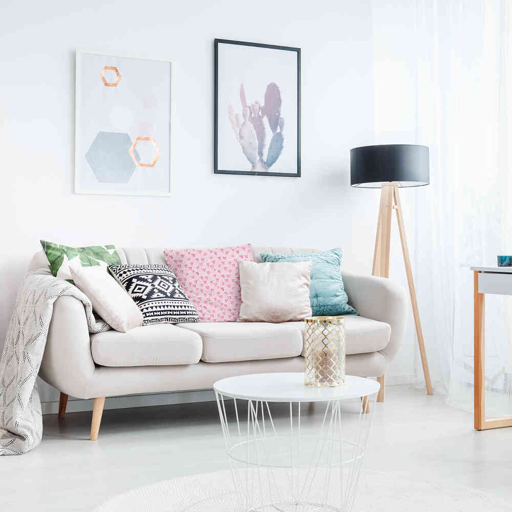 Almohada de salud rosa con corazones rojos