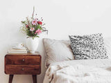 Almohada de salud blanca con formas en negro