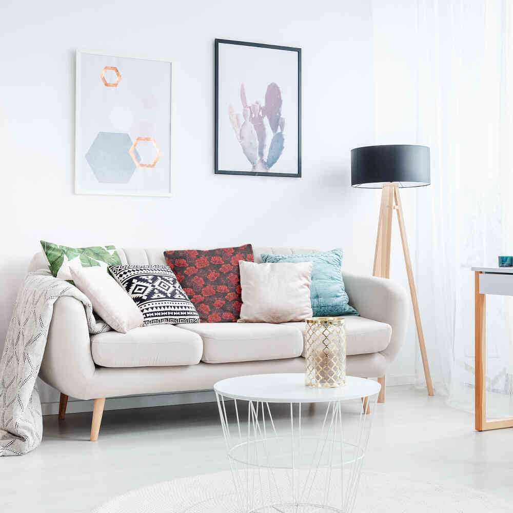 Almohada de salud negra con rosas rojas