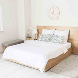 Almohada de salud blanca con ramas de eucalipto
