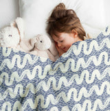 Juego de ropa de cama con manta terapéutica, olas blancas y azules