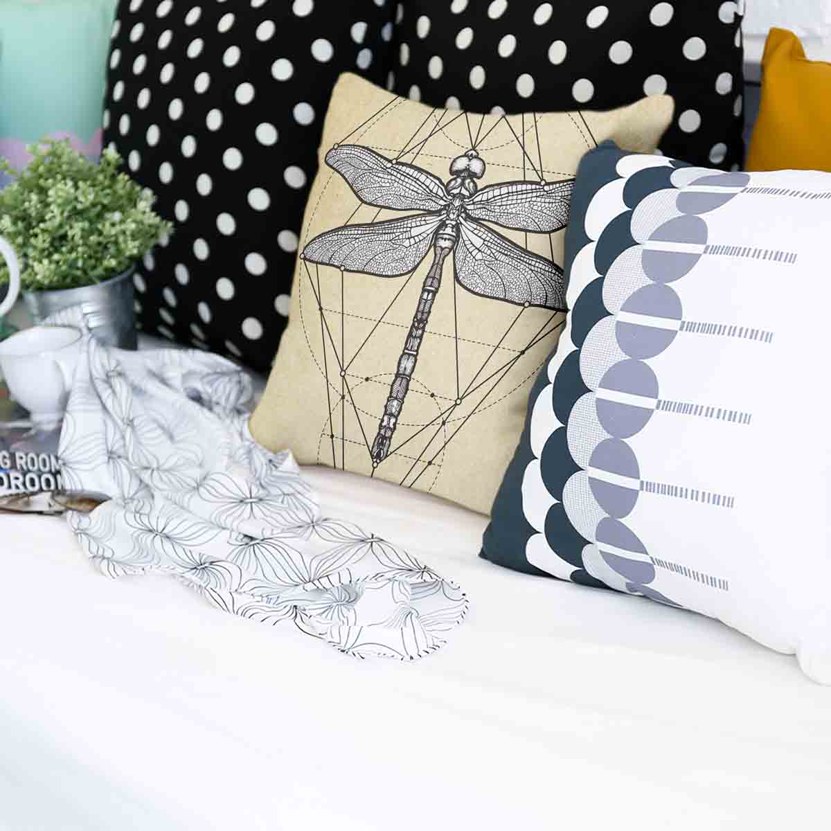 Almohada de salud amarilla con libélula