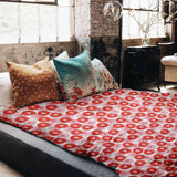 Set de ropa de cama con manta terapéutica y burbuja de diálogo con corazón
