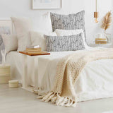 Almohada de salud gris con hojas de arce