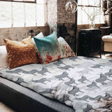 Set de ropa de cama con mantas terapéuticas gris con burros