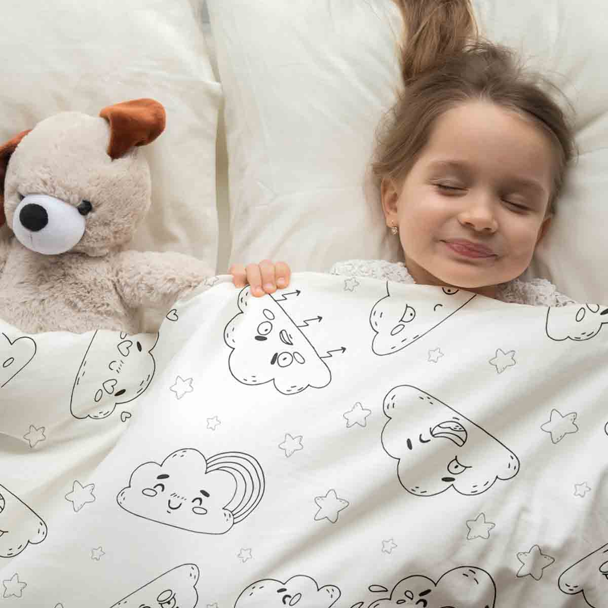 Set de ropa de cama con manta terapéutica blanca con nubes divertidas