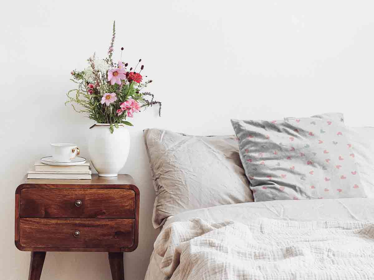 Almohada de salud blanca con pequeños corazones