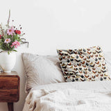 Almohada de salud blanca con muchas gallinas