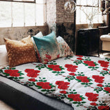 Juego de ropa de cama con manta terapéutica blanca con arbusto de rosas