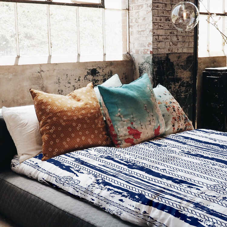 Set de ropa de cama con manta terapéutica y patrón a rayas