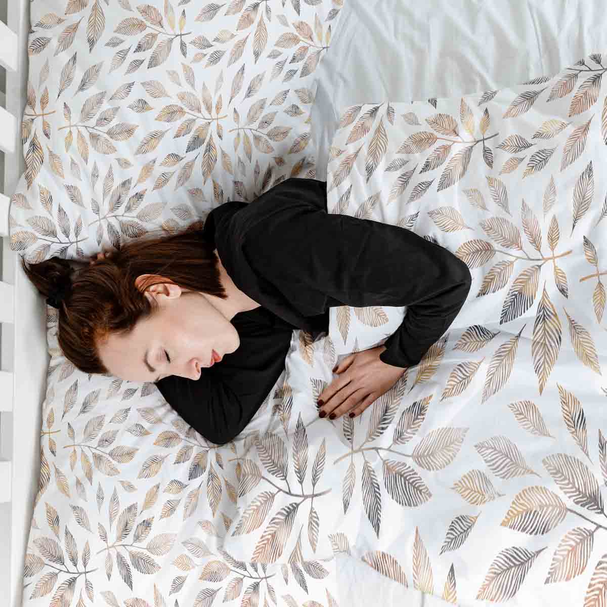 Juego de ropa de cama con manta terapéutica blanca con ramas marrón claro