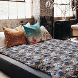 Set de ropa de cama con mantas terapéuticas y flores